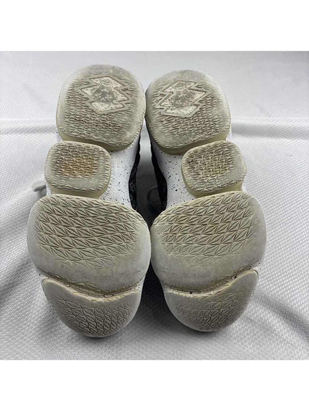Nike LeBron 15 XV Ashes Black White Oreo 922811-002 Size 6 Youth